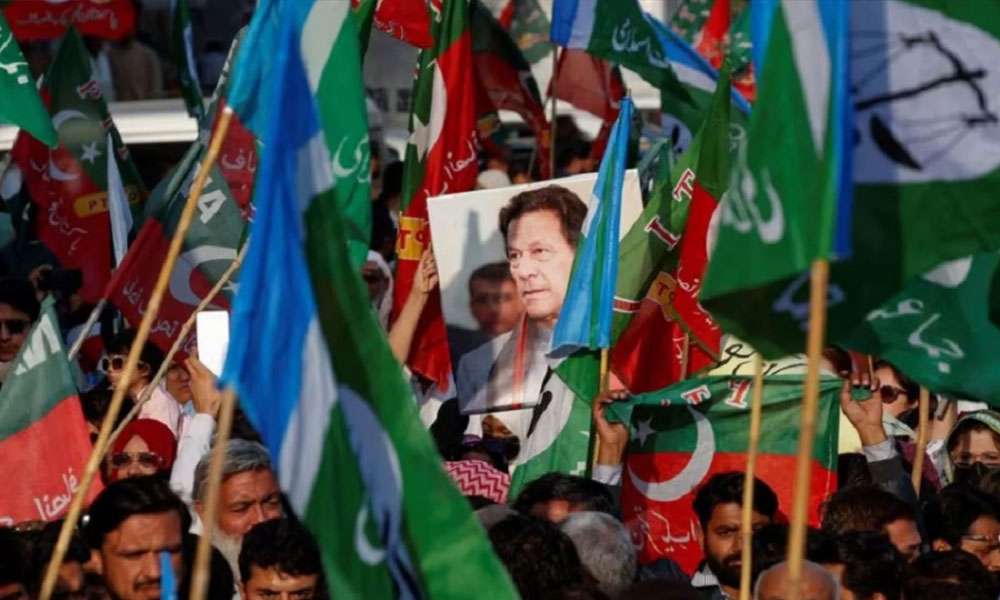 المحكمة العليا في باكستان تأمر بنقل رئيس الوزراء السابق عمران خان من السجن إلى المستشفى
