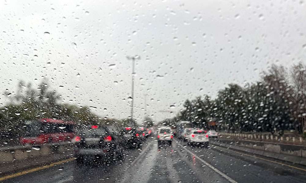 الداخلية: ضرورة التزام قائدي المركبات بإرشادات السلامة المرورية خلال هطول الأمطار