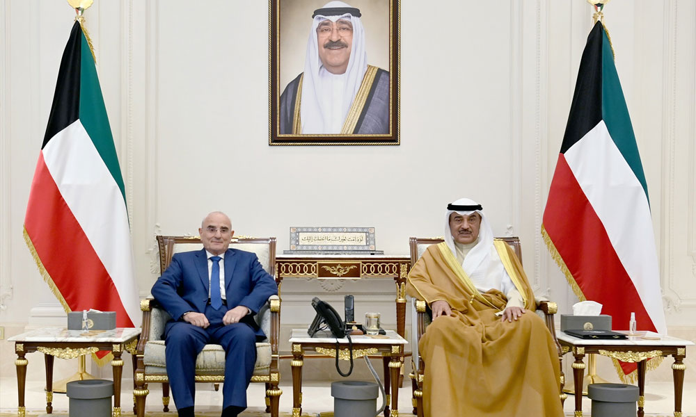 سمو ولي العهد يستقبل وزير الدفاع اللبناني