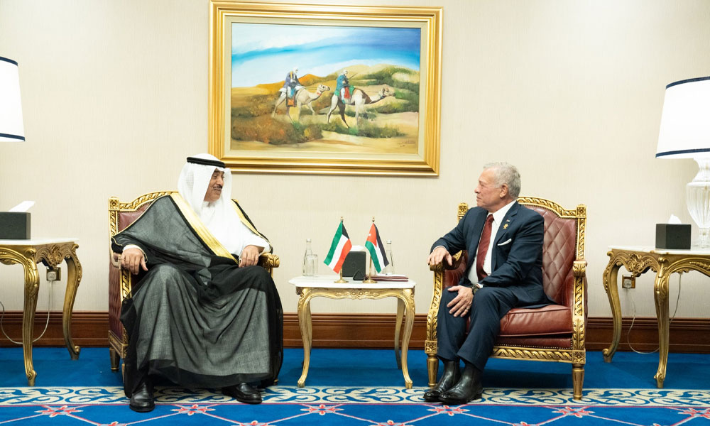 ممثل سمو أمير البلاد سمو ولي العهد يلتقي ملك الأردن على هامش القمة العربية الإسلامية الطارئة