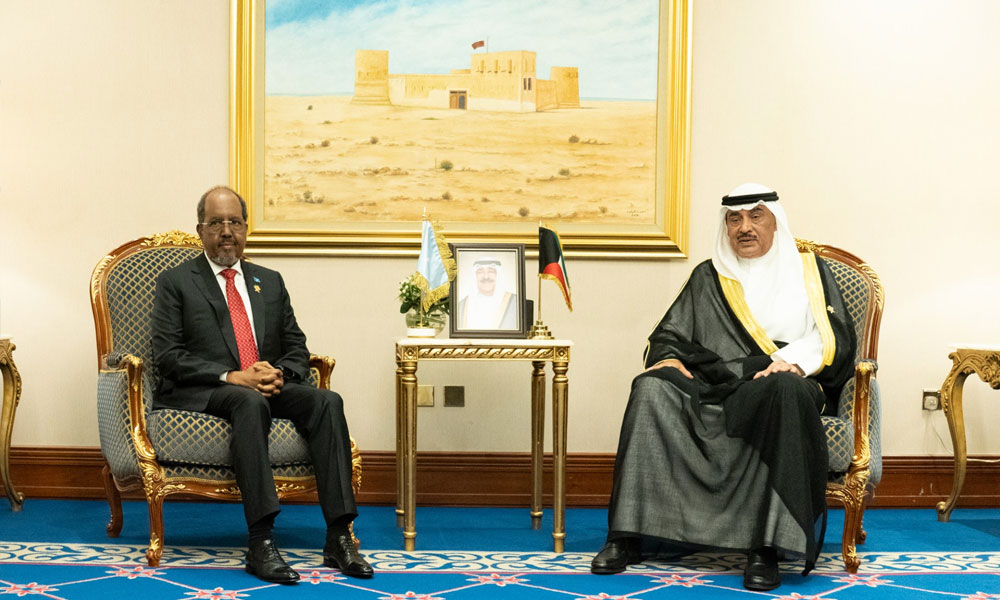 ممثل سمو أمير البلاد سمو ولي العهد يستقبل رئيس الصومال على هامش القمة العربية الإسلامية الطارئة