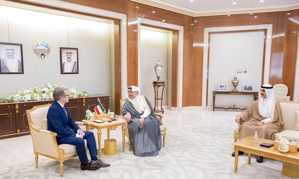 وزير شؤون الديوان الأميري ورئيس ديوان سمو ولي العهد يستقبلان عددا من السفراء لدى البلاد