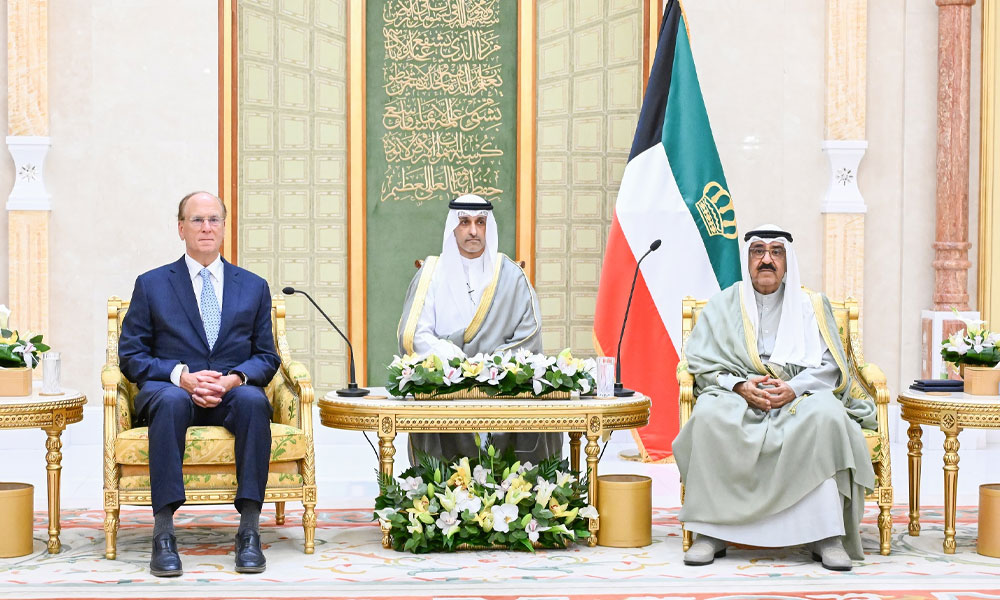 سمو أمير البلاد يستقبل رئيس مجلس الإدارة والرئيس التنفيذي لشركة بلاك روك