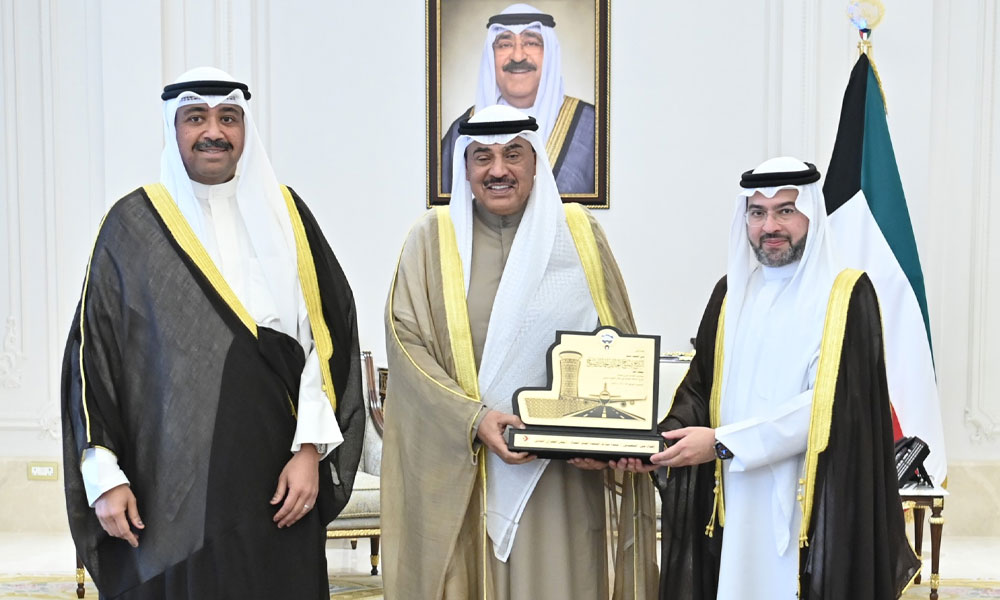 سمو ولي العهد يستقبل وزير الدفاع ورئيس الطيران المدني بمناسبة حصول الكويت على شهادة رئيس “الإيكاو” في رقابة أمن الطيران