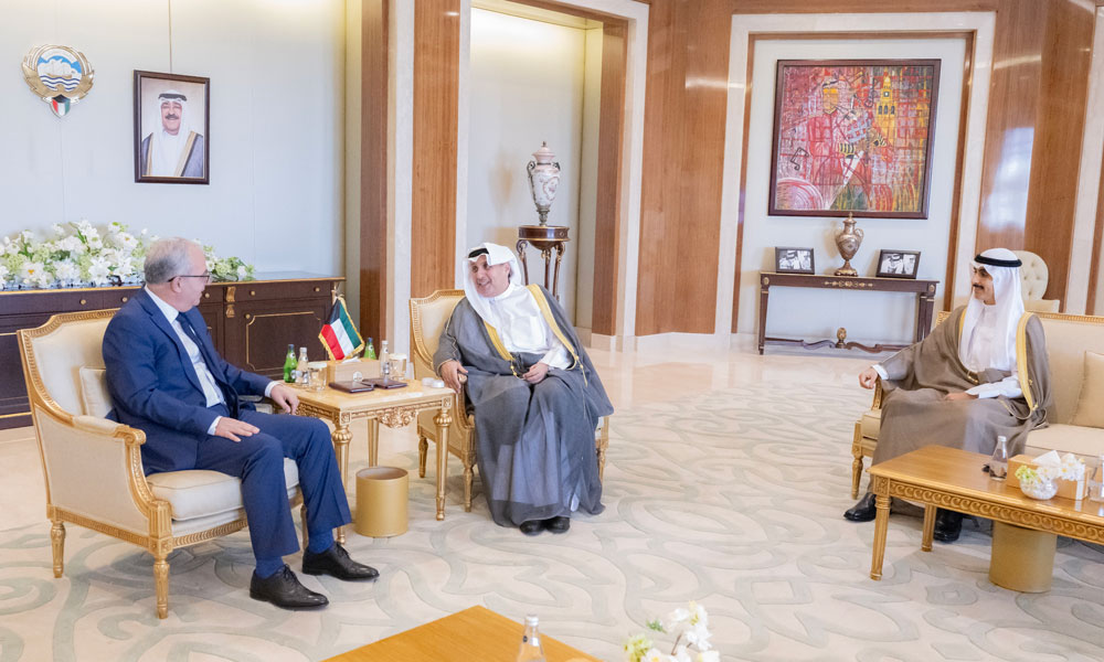 وزير شؤون الديوان الأميري ورئيس ديوان سمو ولي العهد يستقبلان سفيري المغرب واليمن