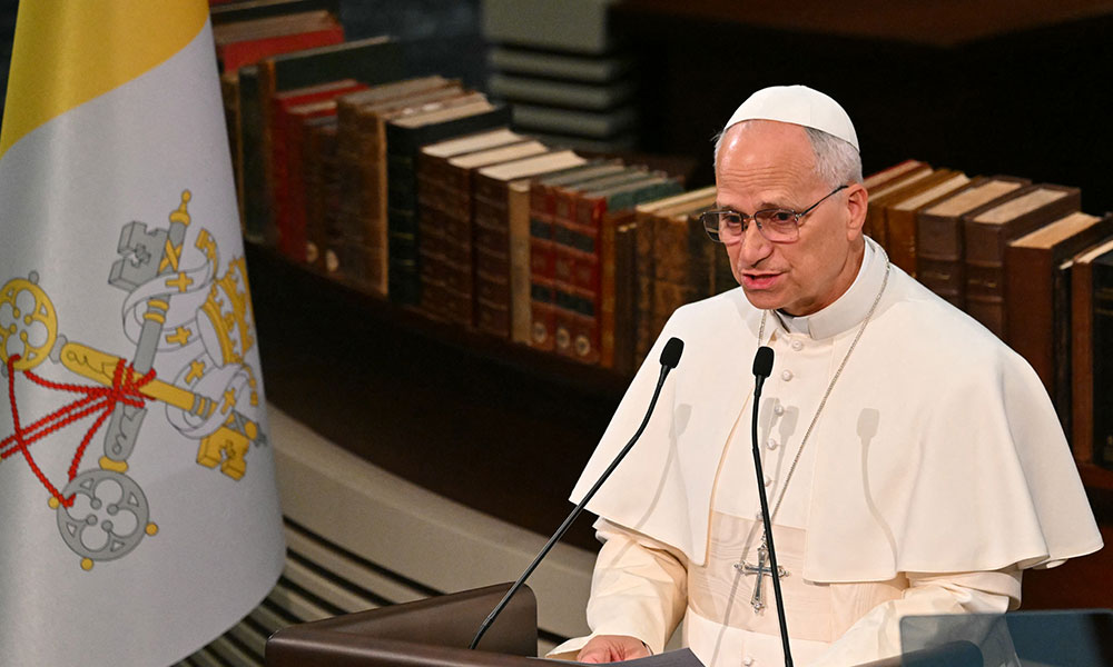 بابا الفاتيكان يدعو من أنقرة إلى عدم الاستسلام للصراعات العالمية الراهنة