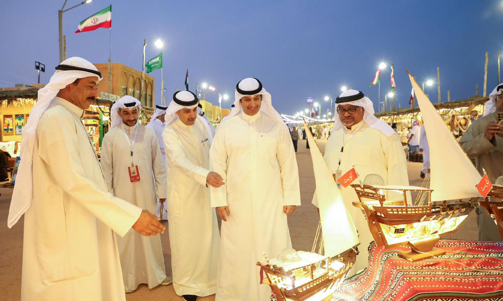 وزير الإعلام والثقافة يزور الأجنحة والمعارض الكويتية المشاركة في “درب لوسيل” ومهرجان “كتارا” للمحامل التقليدية بالدوحة