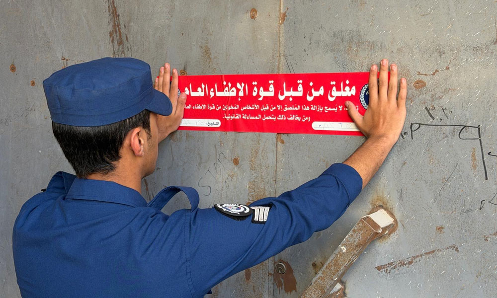 قوة الإطفاء تقوم بحملة تفتيشية في منطقتي الشويخ الصناعية وجليب الشيوخ بالتعاون مع عدد من الجهات الحكومية. الحملة أسفرت عن غلق إداري وتحرير إخطارات وإنذارات لـ 131 منشأة ومحلًا تجاريًّا مخالفًا 