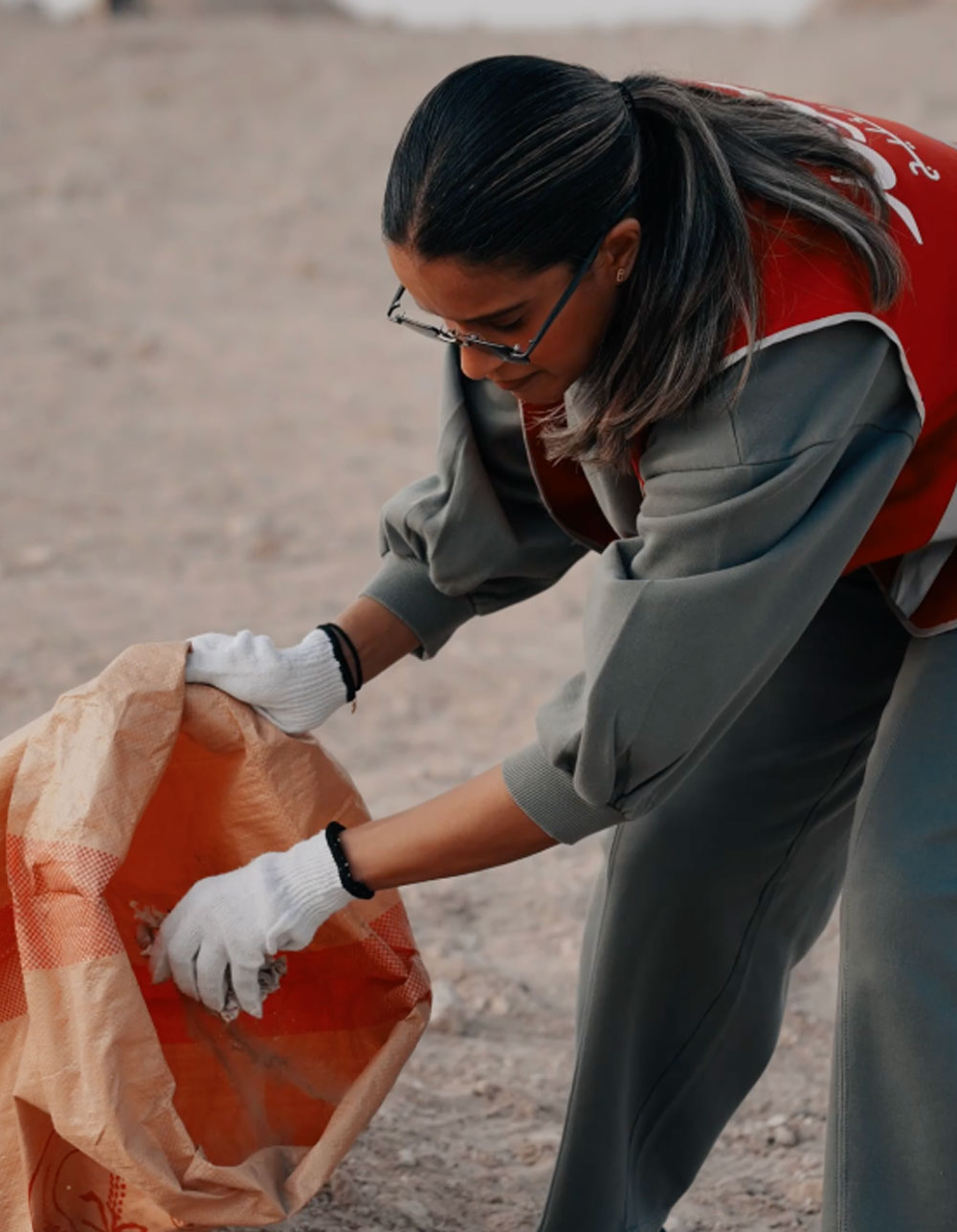 بنك الخليج يساهم في حماية البيئة ويشارك في حملة لتنظيف بر المطلاع