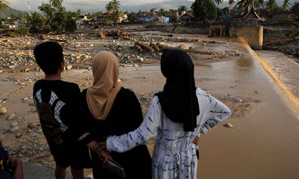 حصيلة قتلى الفيضانات في إندونيسيا تتخطى الـ500