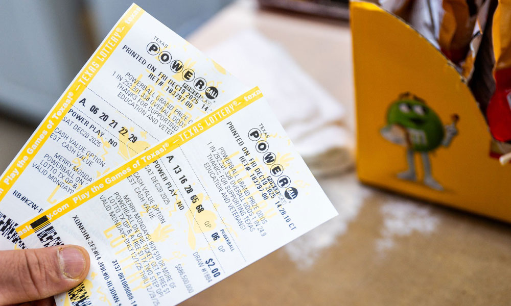 أميركي يفوز بجائزة يانصيب قيمتها 1,8 مليار دولار. تعتبر ثاني أكبر جائزة يانصيب في تاريخ الولايات المتحدة. يمكن للفائز المطالبة بالمبلغ الكامل على 30 دفعة سنوية أو اختيار الحصول على دفعة نقدية لمرة واحدة قدرها 834,9 مليون دولار قبل الضرائب 