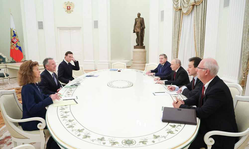 انطلاق المحادثات بين بوتين وويتكوف وكوشنير بشأن أوكرانيا في الكرملين