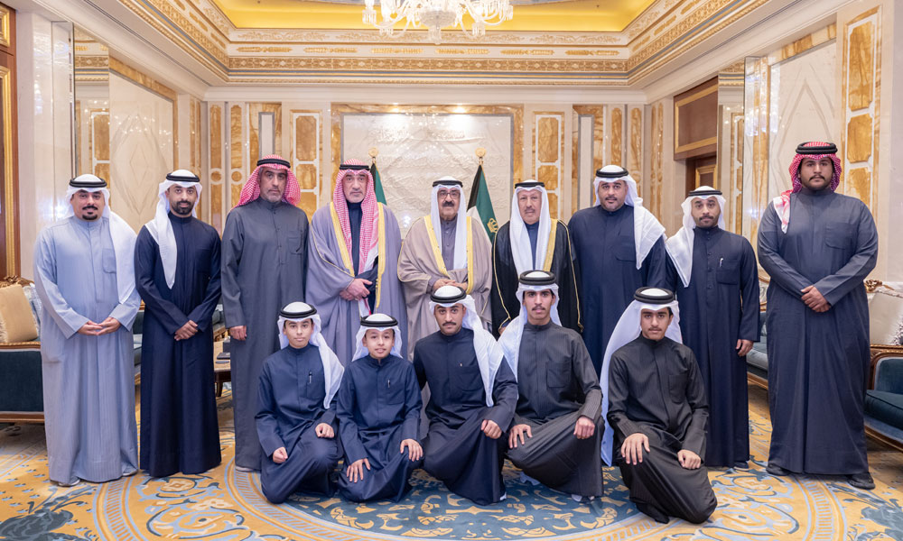 سمو أمير البلاد يستقبل النائب الأول ووزير الداخلية وأهالي شهيدي الواجب العقيد سعود الخمسان والرقيب محمد الهاجري