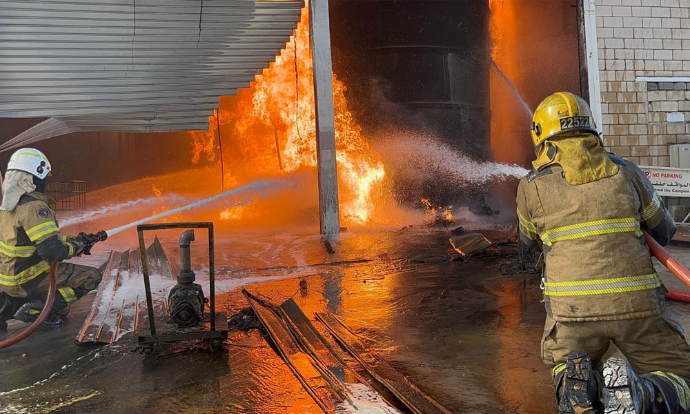 الإطفاء: 5 فرق إطفاء تسيطر على حريق خزانات مواد سريعة الاشتعال بمنطقة الأحمدي الصناعية دون تسجيل أي إصابات