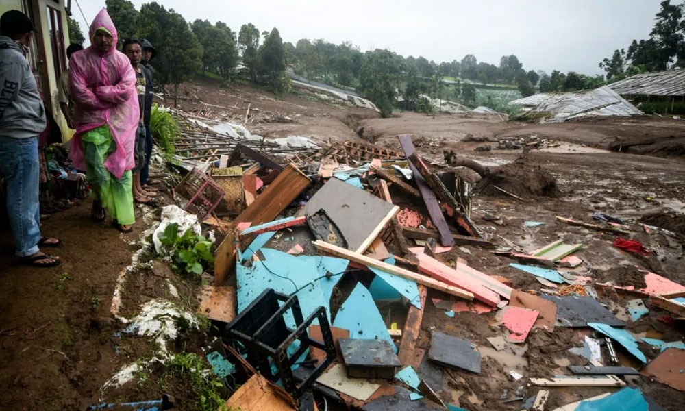 حصيلة انهيار التربة في جزيرة جاوة الإندونيسية ترتفع إلى 17 قتيلا