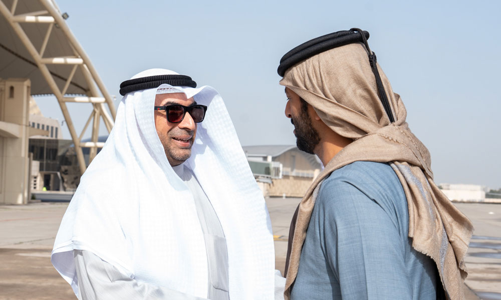 وكيل وزارة الإعلام يستقبل وزير الاقتصاد والسياحة الإماراتي لدى وصوله إلى البلاد