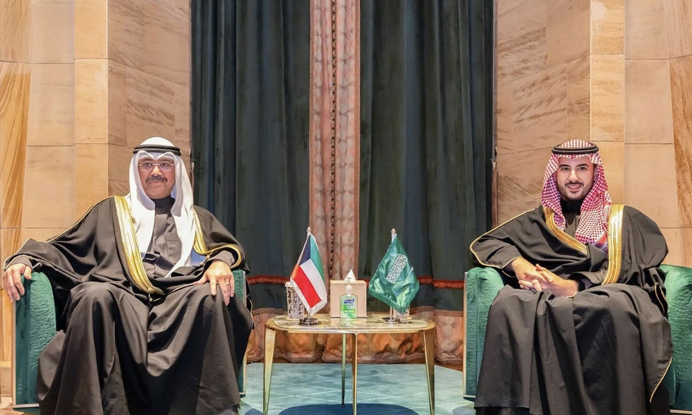 وزير الدفاع يستعرض مع نظيره السعودي في الرياض العلاقات الأخوية وأوجه التعاون الثنائي