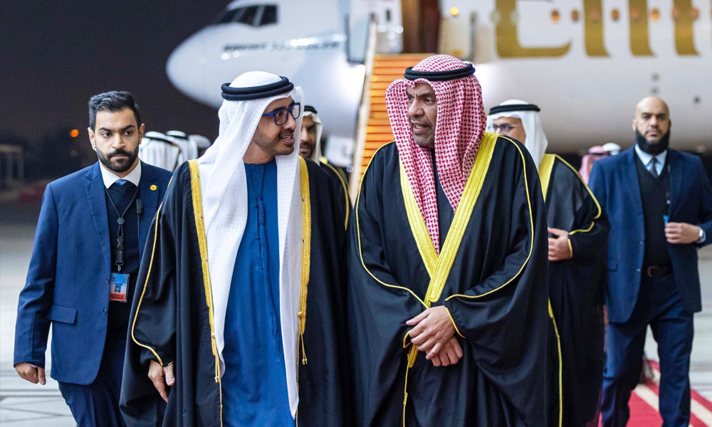 وزير الخارجية يستقبل نائب رئيس مجلس الوزراء وزير الخارجية الإماراتي في المطار بمناسبة زيارته الرسمية الى البلاد