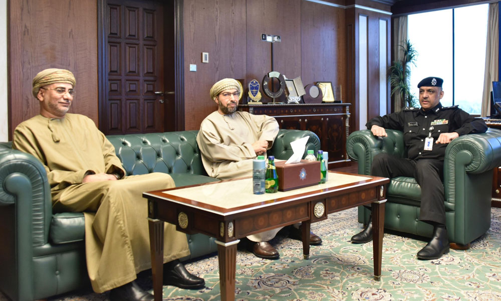 وكيل وزارة الداخلية يبحث مع سفير سلطنة عمان لدى البلاد موضوعات مشتركة. أكد حرص الوزارة على تعزيز العلاقات الثنائية وتطوير آفاق التعاون المشترك. أشاد بمتانة العلاقات التي تجمع البلدين وبدعم القيادتين الرشيدتين لكل ما من شأنه تعزيز الأمن والاستقرار 