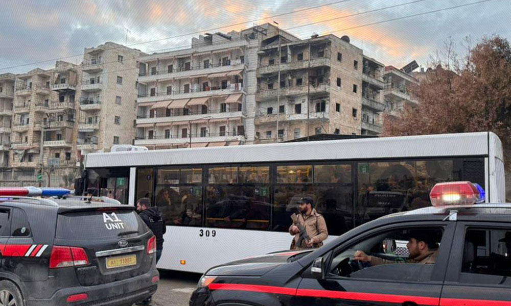 خروج حافلات تقل مقاتلي قسد من حي الشيخ مقصود في حلب باتجاه شمال شرق سوريا