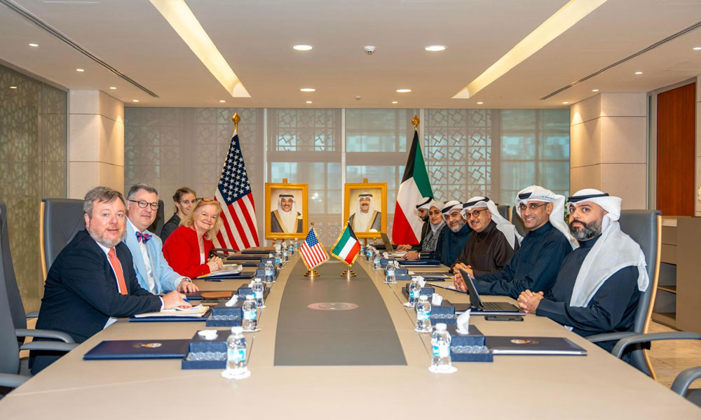 وزير المالية يبحث مع النائب الأول لمساعد وزير الخارجية لمراقبة الأسلحة الامريكي موضوعات مشتركة