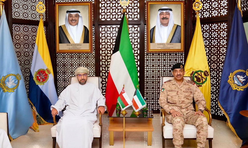 رئيس الأركان يبحث مع السفير العماني لدى البلاد موضوعات مشتركة