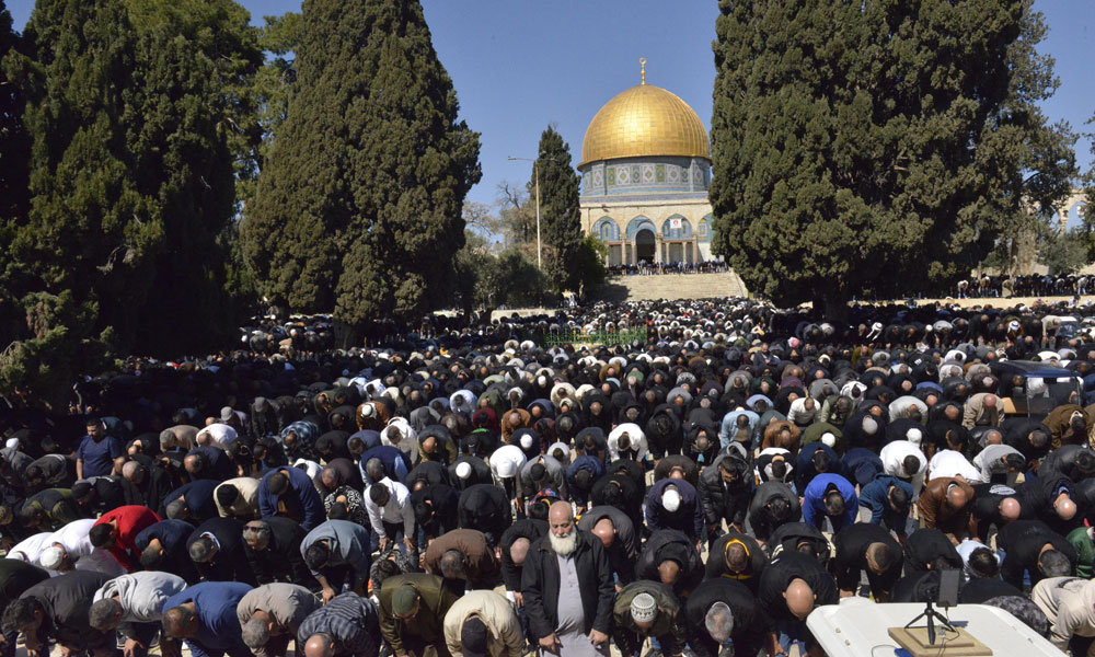 الأوقاف الإسلامية بالقدس: 80 ألف فلسطيني أدوا صلاة الجمعة الاولى من رمضان في الأقصى