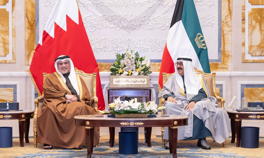 سمو أمير البلاد يستقبل ولي العهد رئيس مجلس الوزراء بمملكة البحرين الشقيقة بمناسبة زيارته الرسمية للكويت