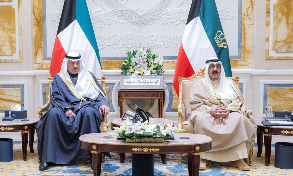 سمو أمير البلاد يستقبل بحضور سمو ولي العهد سمو رئيس مجلس الوزراء حيث قدم لسموه الوزراء الجدد لأداء اليمين الدستورية