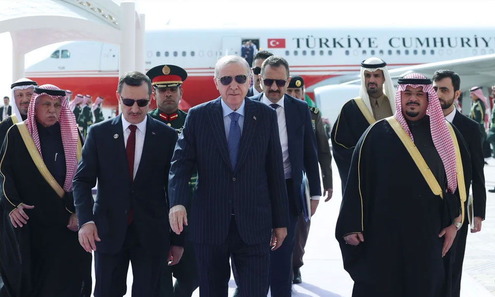 أردوغان يصل إلى السعودية في زيارة رسمية تبحث العلاقات الثنائية والقضايا الإقليمية والدولية
