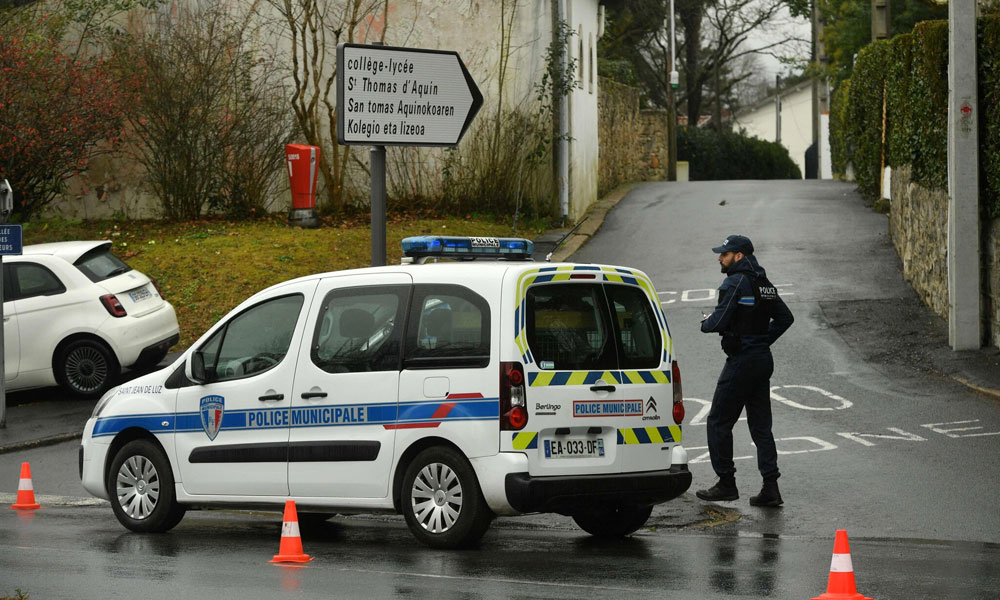 تلميذ يطعن معلّمة ويصيبها بجروح بالغة في مدرسة فرنسية