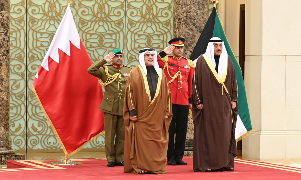 ولي العهد رئيس مجلس الوزراء في مملكة البحرين الشقيقة يصل إلى البلاد في زيارة رسمية