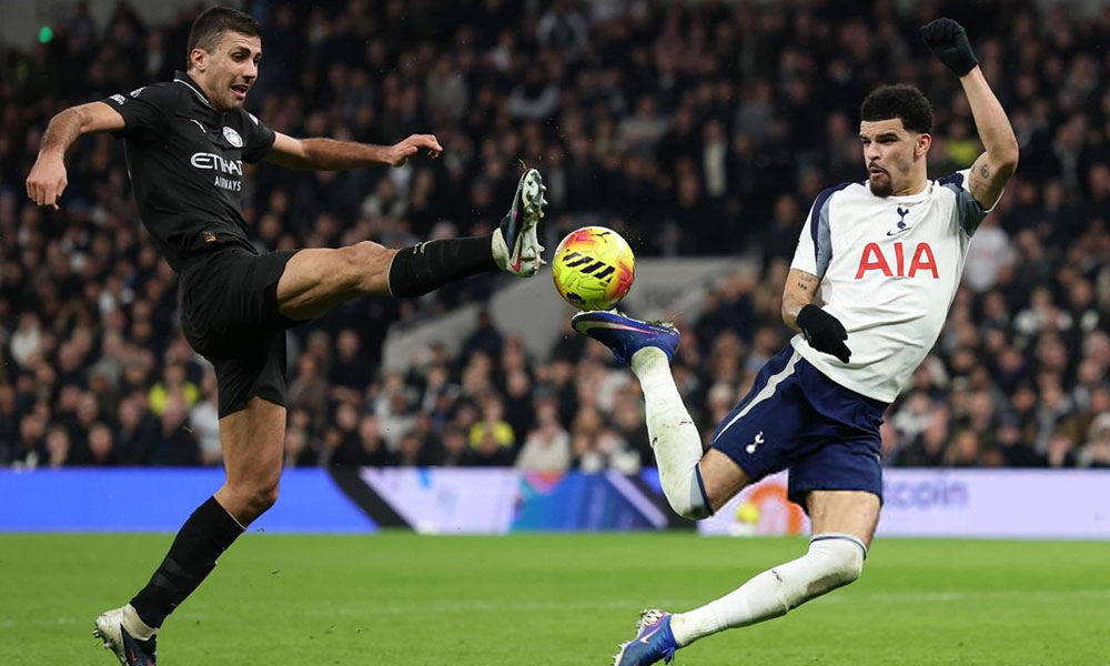 الدوري الإنكليزي: توتنهام يسدي خدمة لأرسنال باسقاطه سيتي في فخ التعادل ويونايتد يواصل استقافته