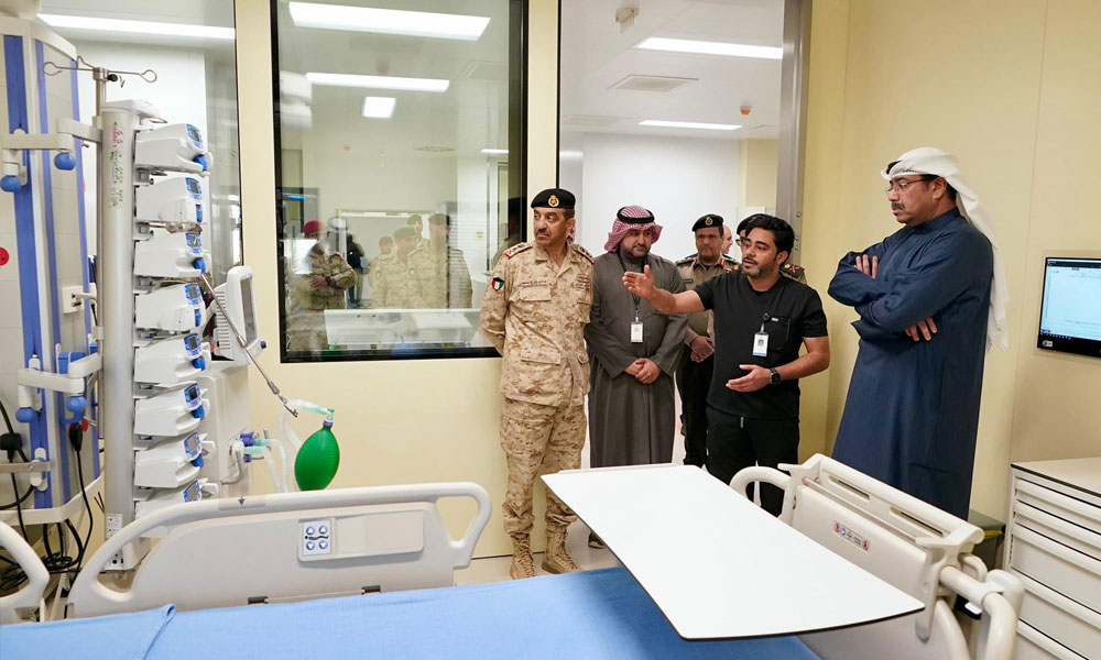 وزير الدفاع يدشن جهاز الروبوت “hugo” المستخدم بالعمليات الجراحية بمستشفى جابر الأحمد للقوات المسلحة