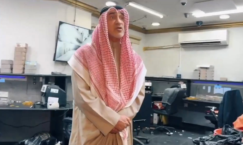 النائب الأول ووزير الداخلية يشرف على عملية ضبط تشكيل عصابي متورط بقضايا نصب إلكتروني وغسل الأموال