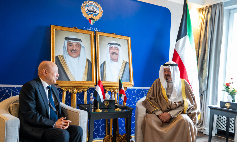 سمو رئيس مجلس الوزراء يلتقي رئيس مجلس القيادة الرئاسي اليمني على هامش أعمال مؤتمر ميونخ للأمن