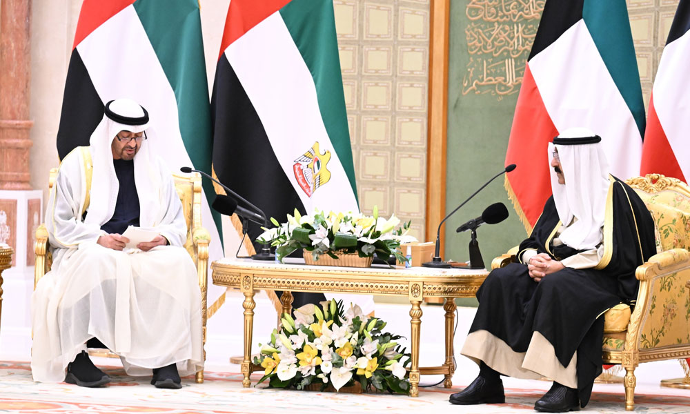 سمو أمير البلاد يعزي رئيس دولة الإمارات باستشهاد اثنين من منتسبي القوات المسلحة الإماراتية