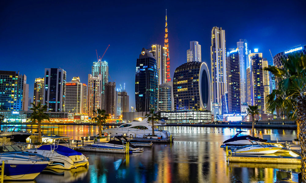 إصابة أربعة أشخاص بجروح جراء تساقط شظايا في حيّ سكني في دبي