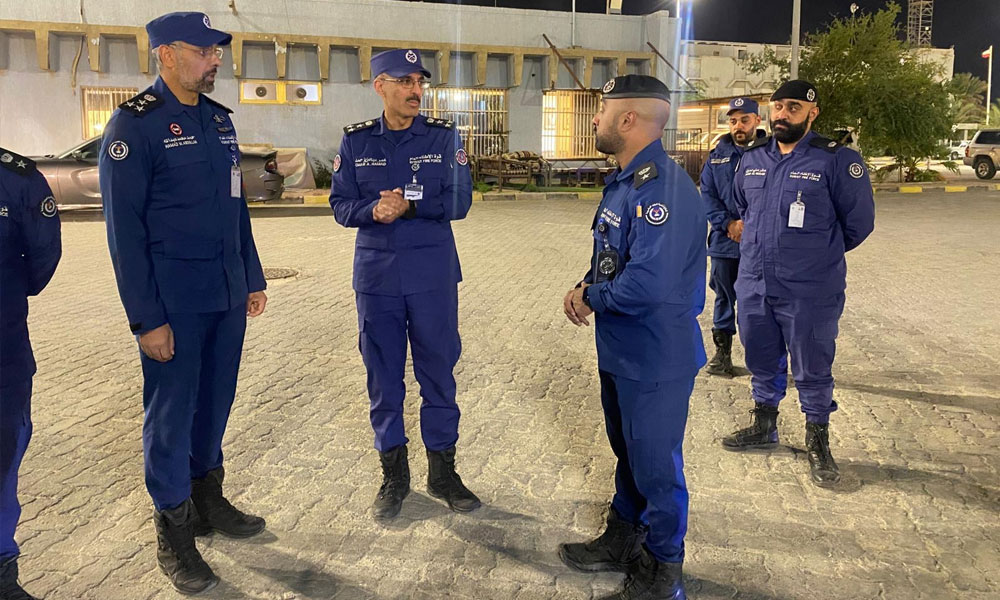 نائب رئيس قوة الإطفاء للحماية المدنية بالتكليف يتفقد نقطة تأمين ميناء الدوحة
