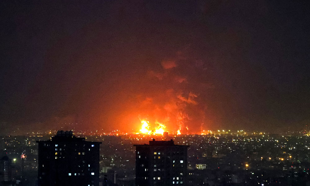 توقف توزيع الوقود في طهران مؤقتا بعد الضربات الأميركية على مواقع نفطية