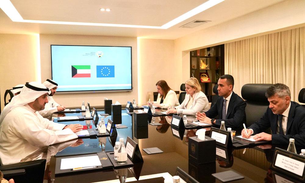 وكيل وزارة الدفاع يبحث مع المبعوث الخاص للاتحاد الأوروبي لمنطقة الخليج سبل تعزيز التعاون المشترك