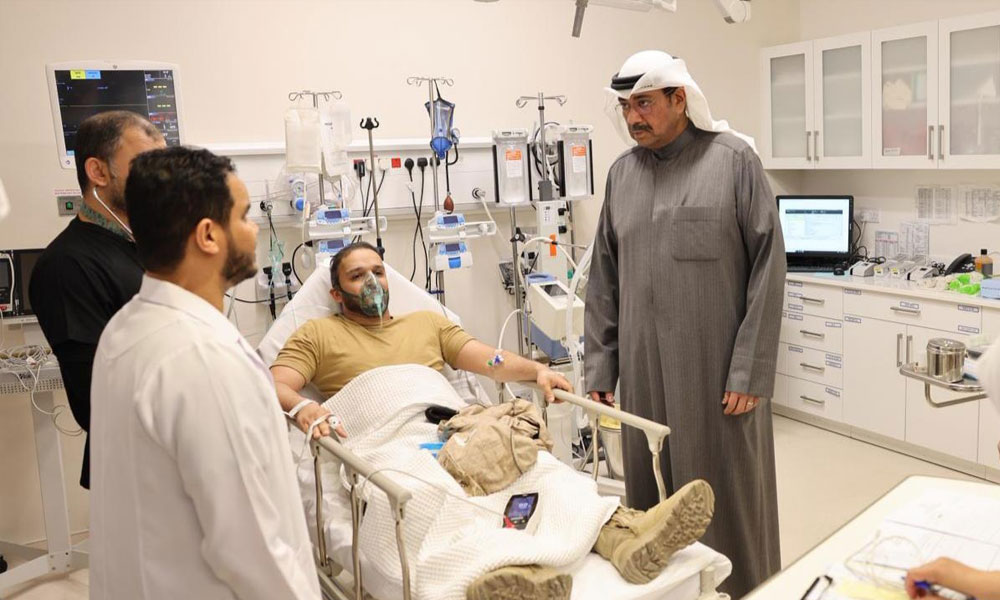 وزير الدفاع يقوم بزيارة إلى مستشفى الجهراء للاطمئنان على الحالة الصحية للمصابين