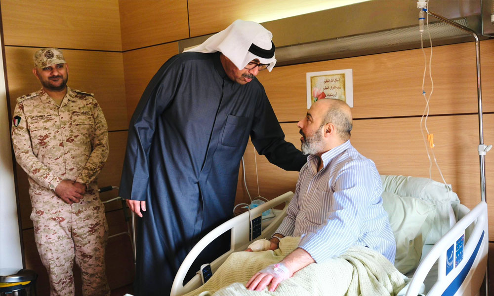 وزير الدفاع يطمئن على صحة أحد المصابين جراء استهداف بطائرات مسيّرة معادية