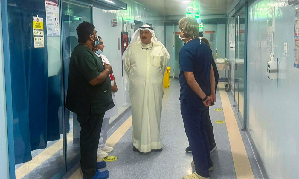 وزير الصحة يقوم بزيارة مصاب من منتسبي الجهات الأمنية في مستشفى الصباح