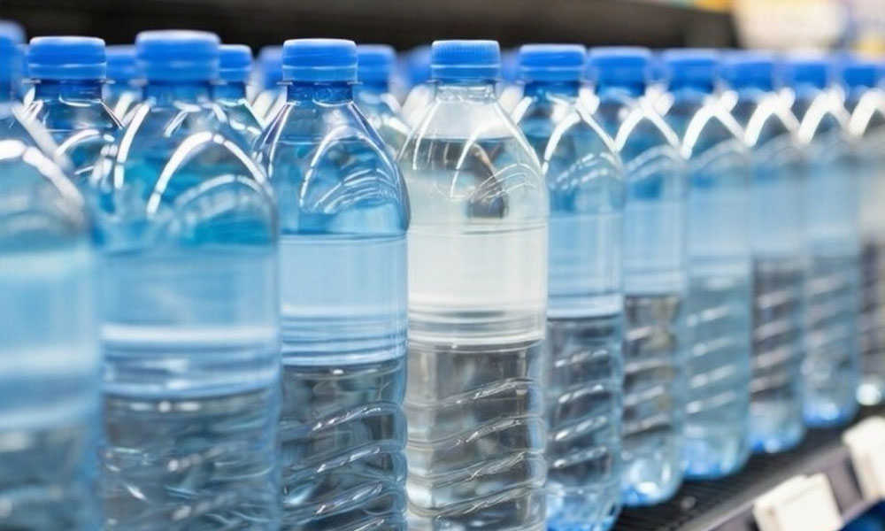 التجارة: مياه الشرب في الأسواق “وفيرة” ومخزونها الاستراتيجي “كاف” والسلع والخضروات “تتدفق بانسيابية” بما يلبي الاحتياجات