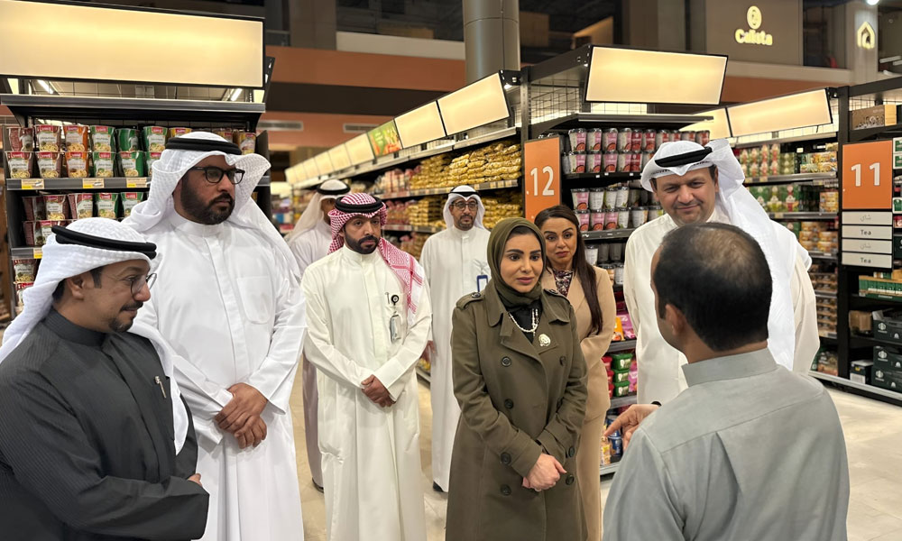 وزيرة الشؤون تتفقد جمعيات تعاونية في محافظة مبارك الكبير وتؤكد وفرة السلع واستقرار الأوضاع