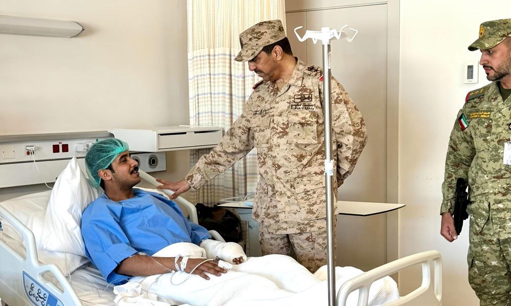 رئيس الأركان العامة للجيش يزور عددا من مصابي الحرس الوطني ويطمئن على حالتهم الصحية