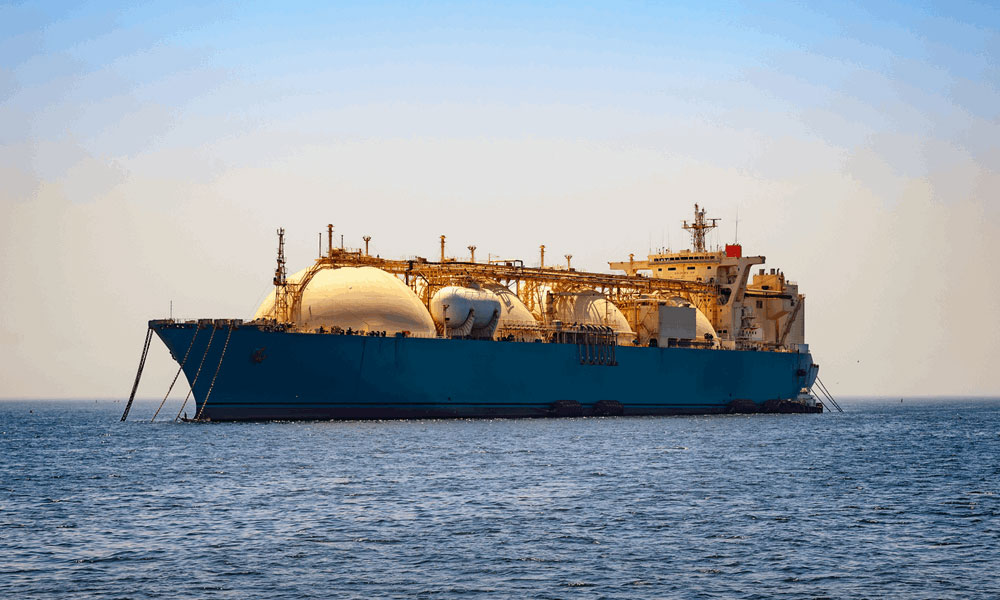 ناقلة محملة بالغاز الطبيعي المسال تخرج من الخليج لأول مرة منذ إغلاق هرمز
