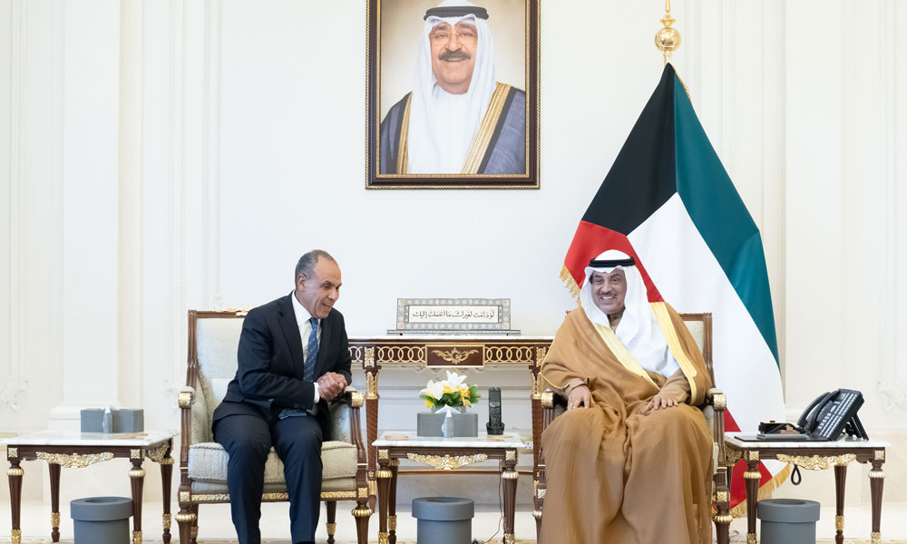 سمو ولي العهد يتسلم رسالة خطية موجهة الى سمو أمير البلاد من الرئيس المصري