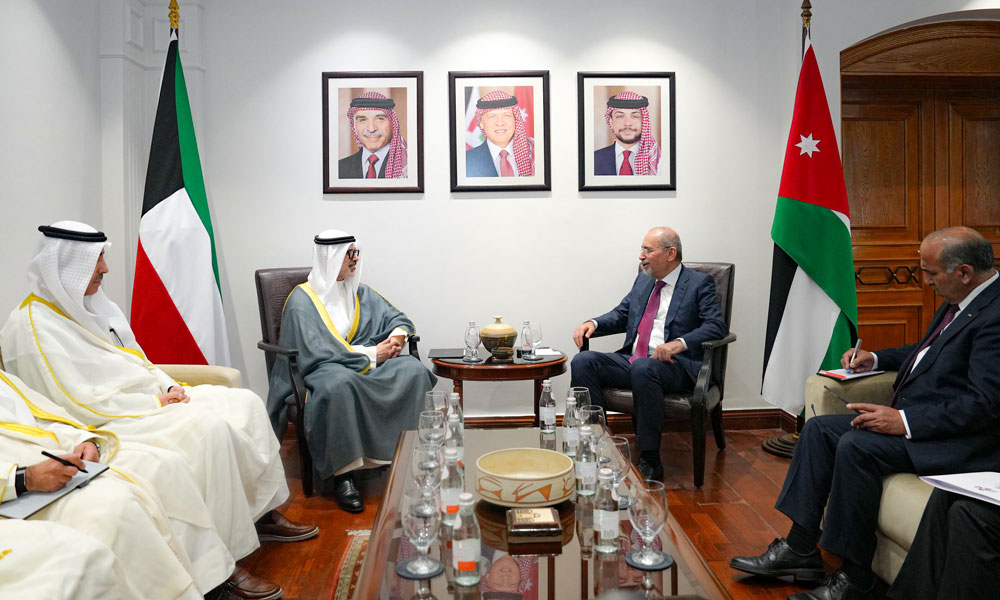 وزير الخارجية الكويتي يبحث مع نظيره الأردني العلاقات الأخوية بين البلدين وتطورات الأحداث بالمنطقة